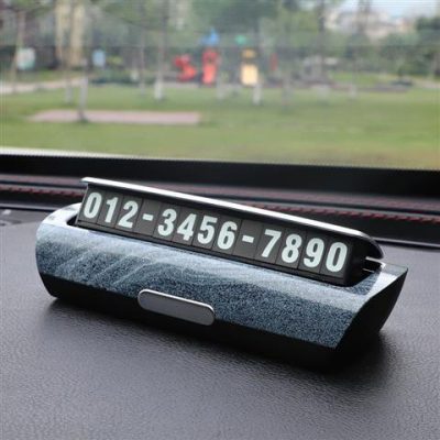 bảng số điện thoại đặt trên xe ô tô	